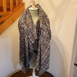 Black and white acrylic scarf